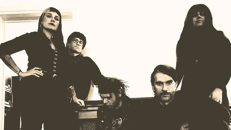HORROR VACUI – Slow Club