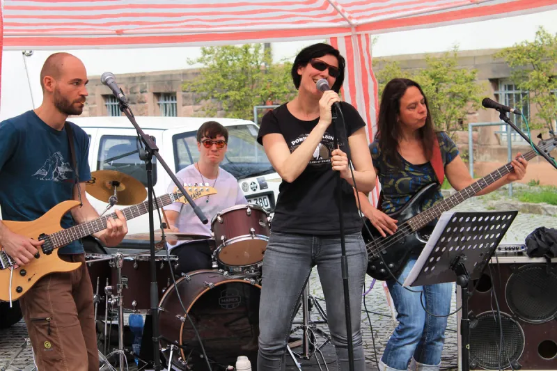 Dr. Moksha – Freiburg stimmt ein